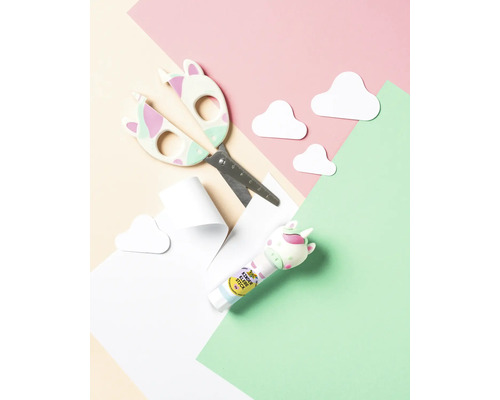 Barnsax och limstift med enhörningsmotiv på färgat papper