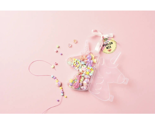 Enhörning pärlmixset med pärlor i en enhörningsbehållare, band och delvis färdigt halsband