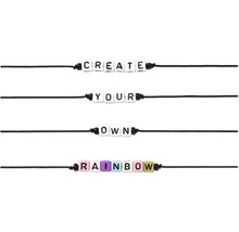 Flera snören med pärlor som bildar orden Create Your Own Rainbow.