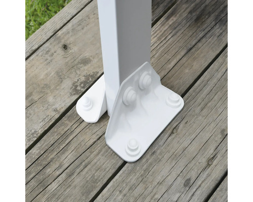 Detaljvy av ett vitt metallstolpsfäste på ett trädäck.