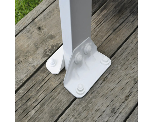 Detaljvy av en vit stolpfot för fastsättning av en konstruktion på en träterrass.