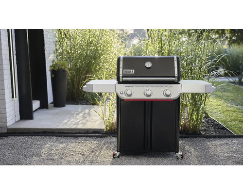 Weber Genesis gasolgrill med sidobord i trädgården