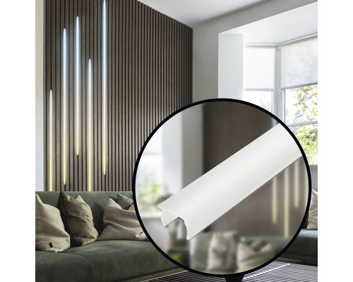 Vardagsrum med akustikpaneler på väggen och LED-strips för belysning, i förgrunden en profillist