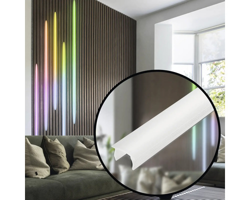 Vardagsrum med väggpaneler, soffa och LED-profil