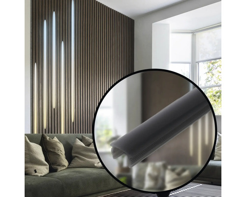 Vardagsrum med träpanelvägg och närbild av en avslutningslist