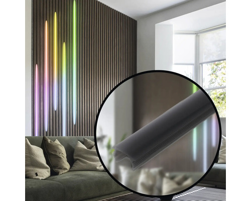 Vardagsrum med väggpaneler, LED-belysning och profillist