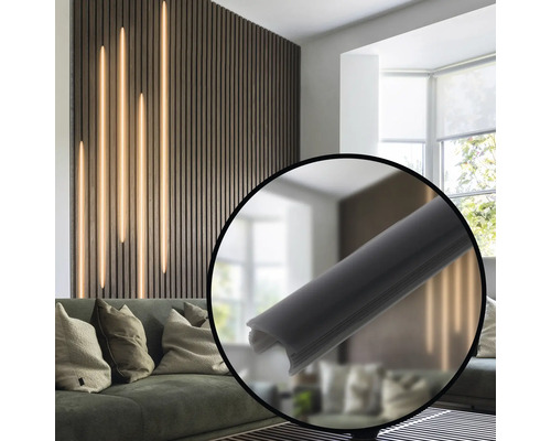 Vardagsrum med akustikpaneler på väggen och profillist för infästning