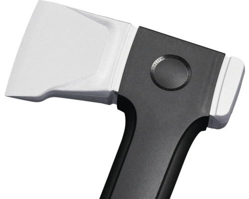 Yxa med metallhuvud och plasthandtag