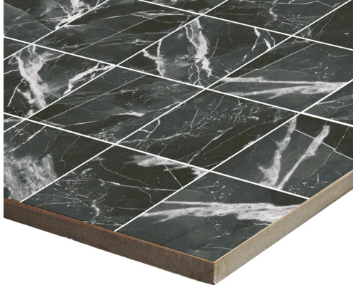 Närbild av en svart kakelplatta med marmormönster