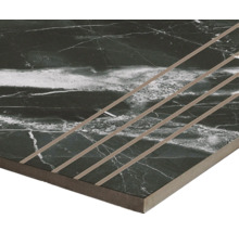 Kakel med marmorlook och inlagda metallremsor