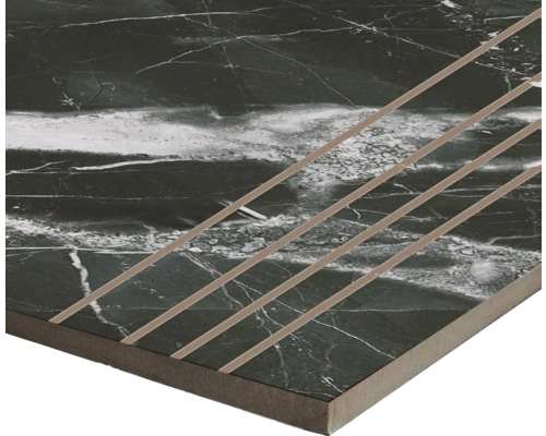 Kakel med marmorlook och inlagda metallremsor