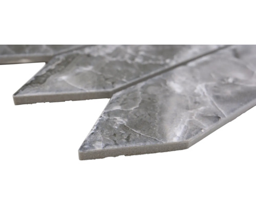 Närbild av kakel i pilform med marmorutseende