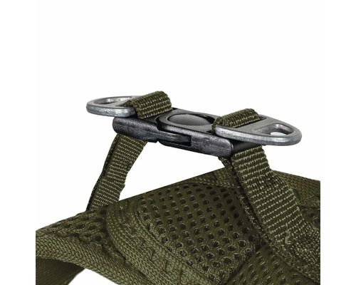 Detaljbild av ryggsäcksrem med metallspänne