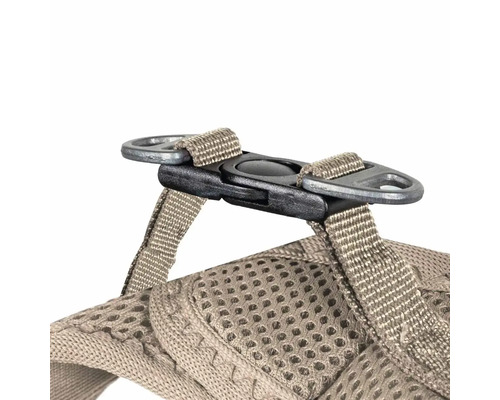 Detaljbild av en ryggsäcksrem med spänne och fästringar