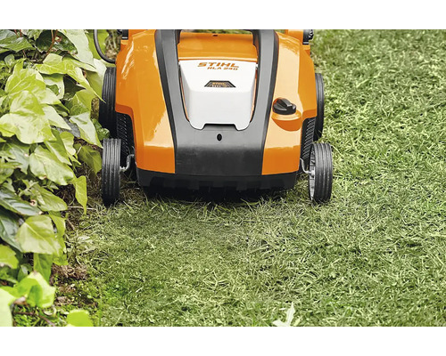 STIHL RLA 240 batteridriven gräsklippare används på en gräsmatta.