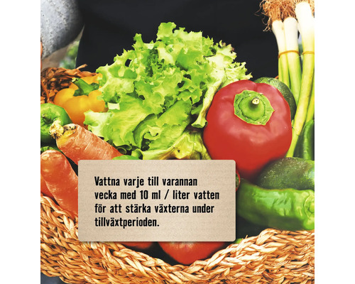 Korg med grönsaker och skylt med vattningsinstruktioner