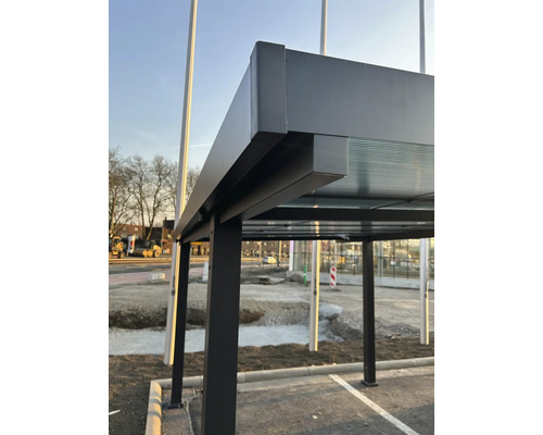 Detaljvy av en busshållplats med metallstruktur och glastak