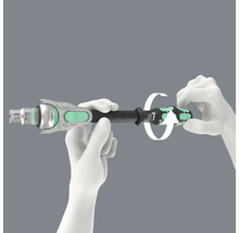 En hand demonstrerar rotationen av Wera skruvmejsel med hylsnyckelinfästning