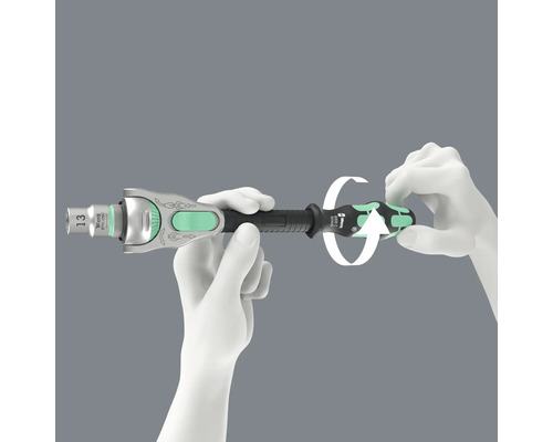 En hand demonstrerar rotationen av Wera skruvmejsel med hylsnyckelinfästning