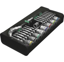 Verktygssats med skruvmejsel, bits och muttrar i en svart verktygsväska.