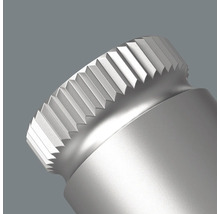 Detaljbild av ett skruvverktyg med en räfflad yta