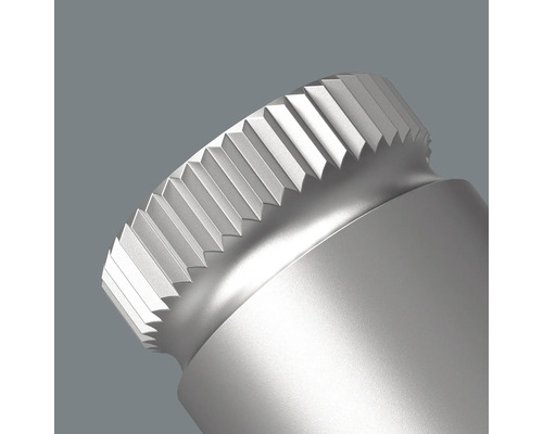 Detaljbild av ett skruvverktyg med en räfflad yta