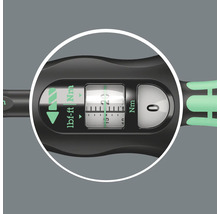 Närbild av displayen på en momentnyckel för mätning av newtonmeter och foot-pound.