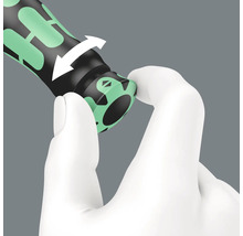 Närbild av en hand som vrider på ett skruvmejselhandtag för att aktivera momentfunktionen.