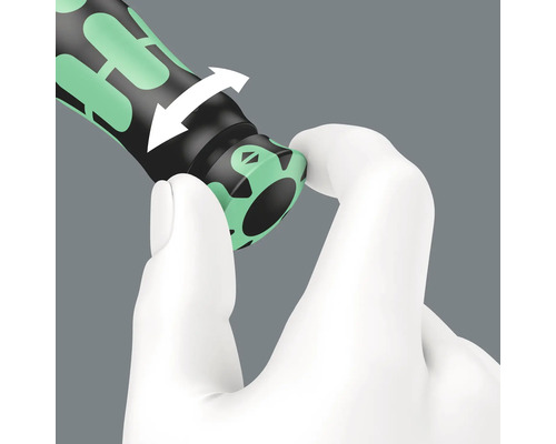 Närbild av en hand som vrider på ett skruvmejselhandtag för att aktivera momentfunktionen.