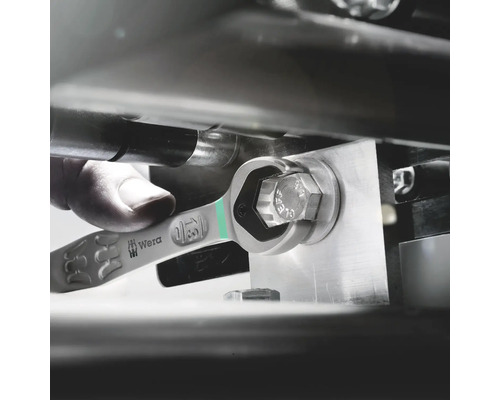 En skiftnyckel av märket Wera används på en skruv