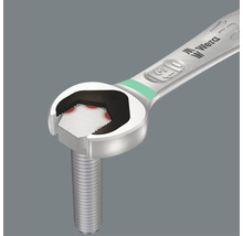 En Wera fast nyckel greppar en skruv