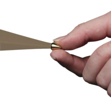 Hand håller stensnidningsverktyg