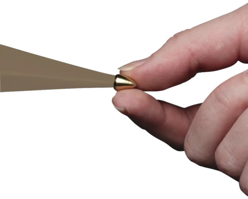 Hand håller stensnidningsverktyg