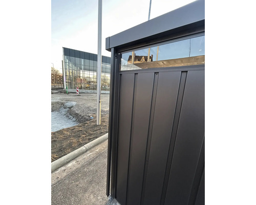 Detaljvy av ett svart redskapsbod med fönster