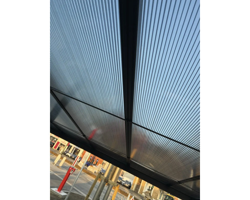 Närbild av ett transparent terrasstak med ett randigt mönster