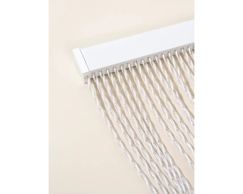 Dekorativ trådgardin med vit upphängningsskena