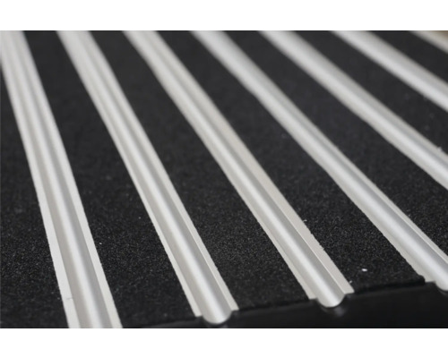 Detaljvy av en dörrmatta med räfflad struktur