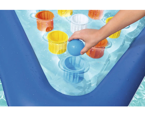 Uppblåsbar barnpool med bollspel och lekande barn