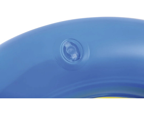 Detaljvy av en blå uppblåsbar badring med ventil