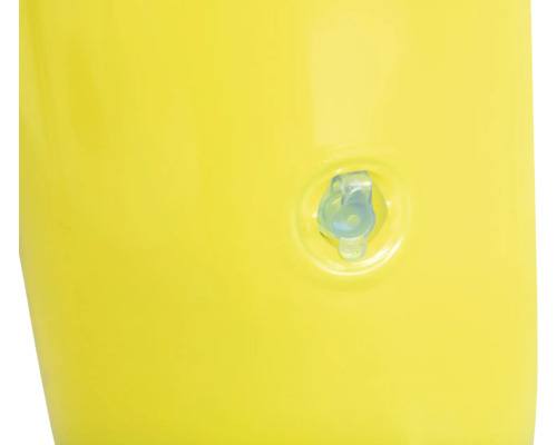 Detaljbild av en gul hinkvägg med hällanordning.