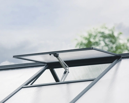 Detaljvy av ett öppet växthusfönster med ram och ventilationssystem