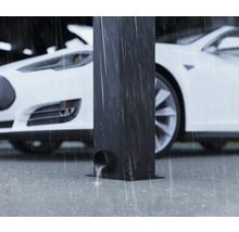 Scen med regn, regnvattenavloppsrör och bil