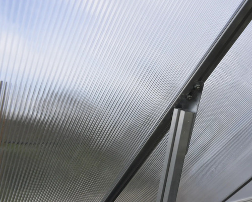 Detaljvy av en växthuskonstruktion med polykarbonatplattor och metallram