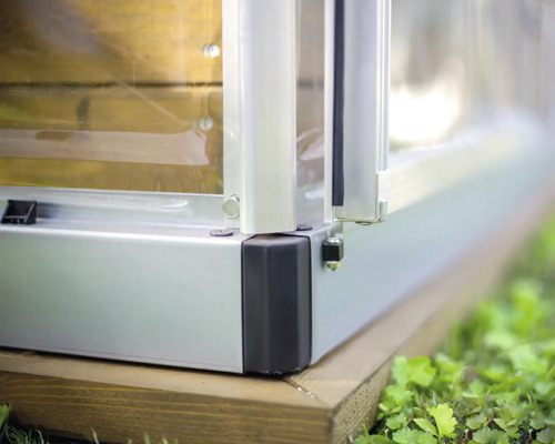 Detaljvy av en växthusgrund av aluminium och trä