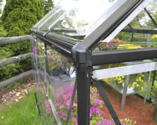 Detaljvy av växthus med metallram och transparenta paneler