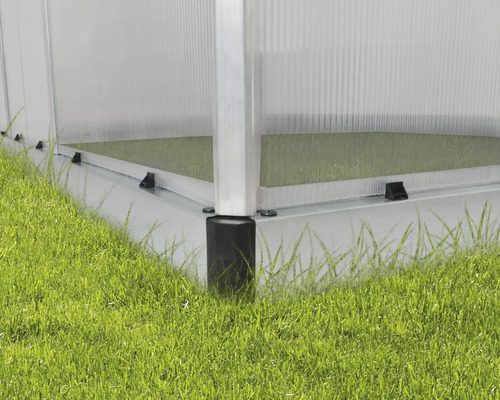 Detaljvy av ett växthus med aluminiumram och fundament