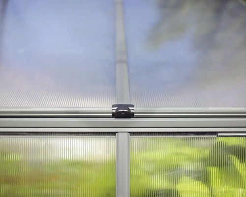 Detaljvy av ett växthus med polykarbonatskivor och aluminiumram.