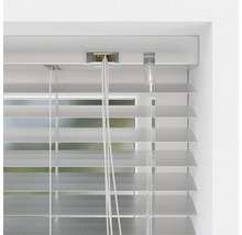 Detaljvy av en vit persienn vid fönstret för ljusreglering