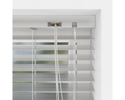 Detaljvy av en vit persienn vid fönstret för ljusreglering