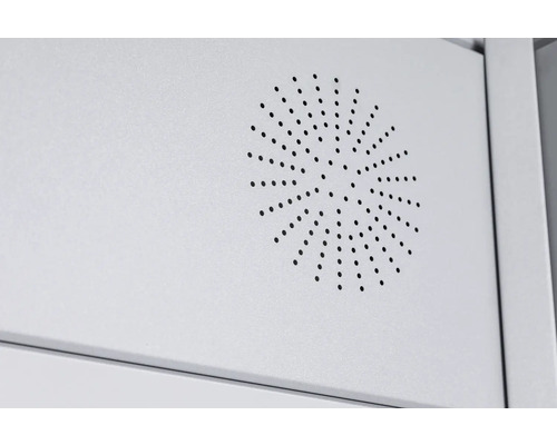 Detaljvy av ett metallskåp med hålmönster för ventilation